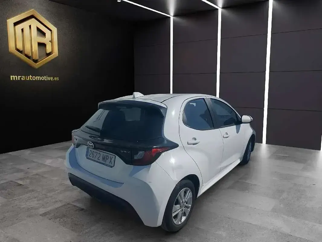Usado Toyota Yaris Business Edition 116 CV (85 kW) 2024 Blanco Utilitario