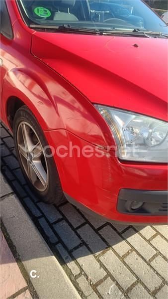 Usado Ford Focus Trend 100 CV (73 kW) 2006 Rojo Berlina