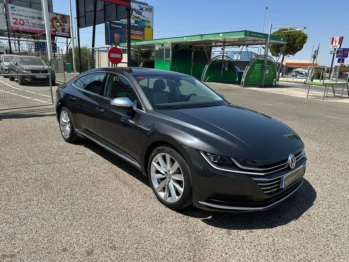 Usado VW Arteon Elegance 150 CV (110 kW) 2021 Gris / plata Berlina