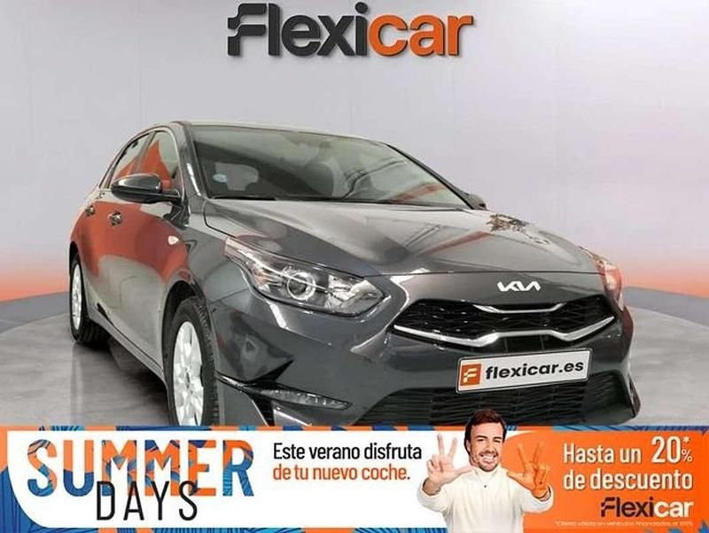 Gris Usado 2023 Kia Ceed 2 Berlina | 15.590 € (Precio justo) - Imagen 1/4