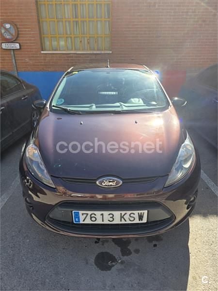 Usado Ford Fiesta 60 CV (44 kW) 2011 Granate Utilitario