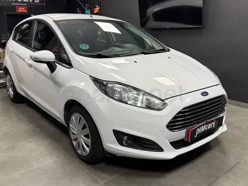 Usado Ford Fiesta Trend 75 CV (55 kW) 2015 Blanco Utilitario