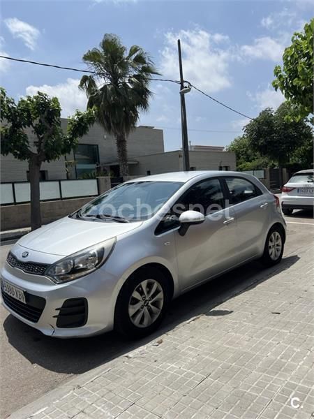 Gris / plata Usado 2017 Kia Rio Berlina | 7500 € (Buen precio) - Imagen 1/4