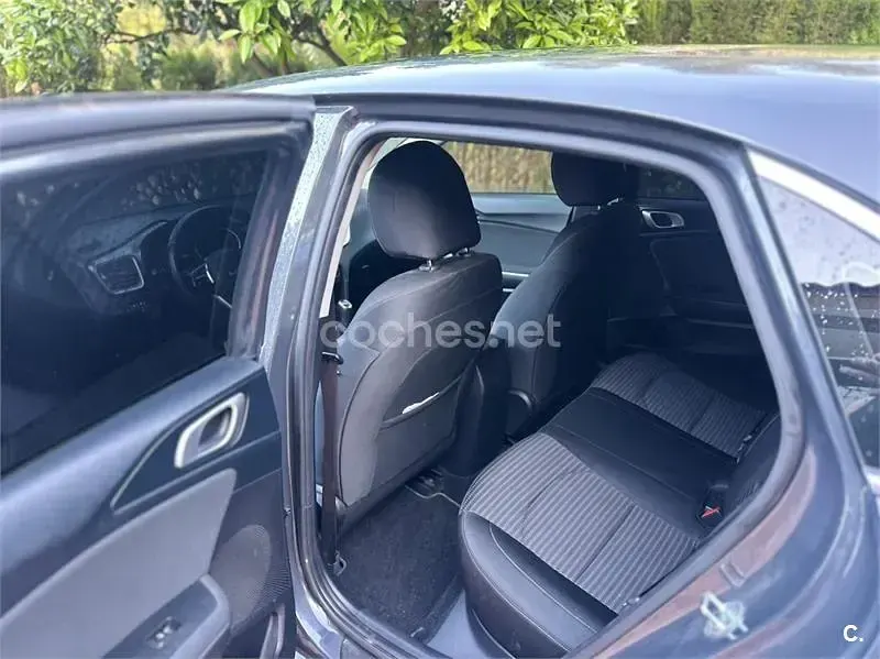 Usado Kia Ceed 100 CV (73 kW) 2022 Gris / plata Utilitario