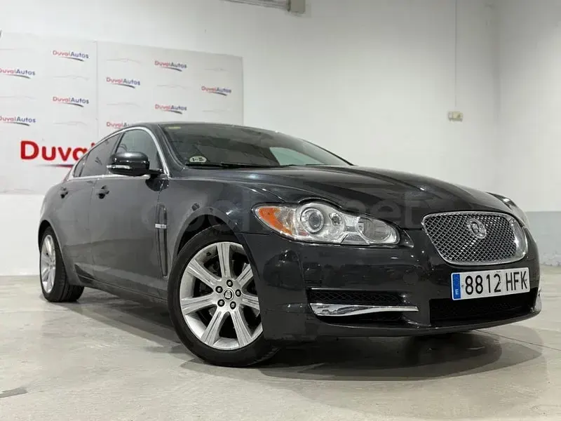 Usado Jaguar XF Luxury 240 CV (176 kW) 2011 Gris / plata Berlina