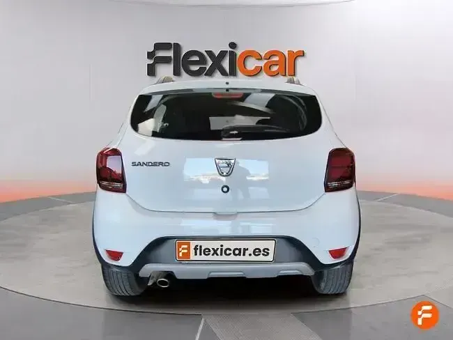 Usado Dacia Sandero Comfort 90 CV (66 kW) 2019 Blanco Berlina