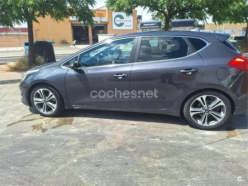 Usado Kia Ceed 120 CV (88 kW) 2017 Gris / plata Utilitario
