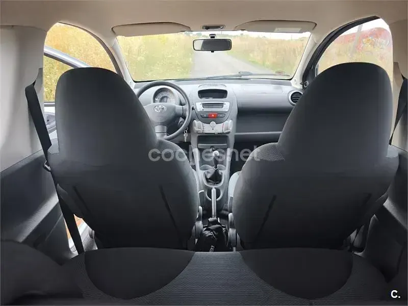 Usado Toyota Aygo 68 CV (50 kW) 2006 Azul Utilitario