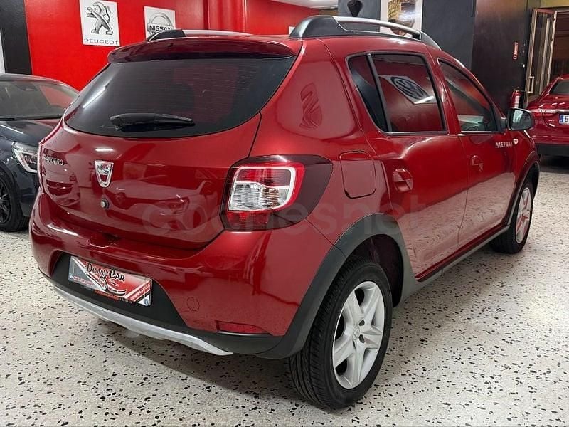 Usado Dacia Sandero Stepway 90 CV (66 kW) 2015 Granate Berlina