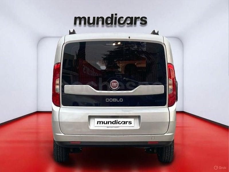 Usado Fiat Doblò Lounge 120 CV (88 kW) 2016 Gris / plata Monovolumen