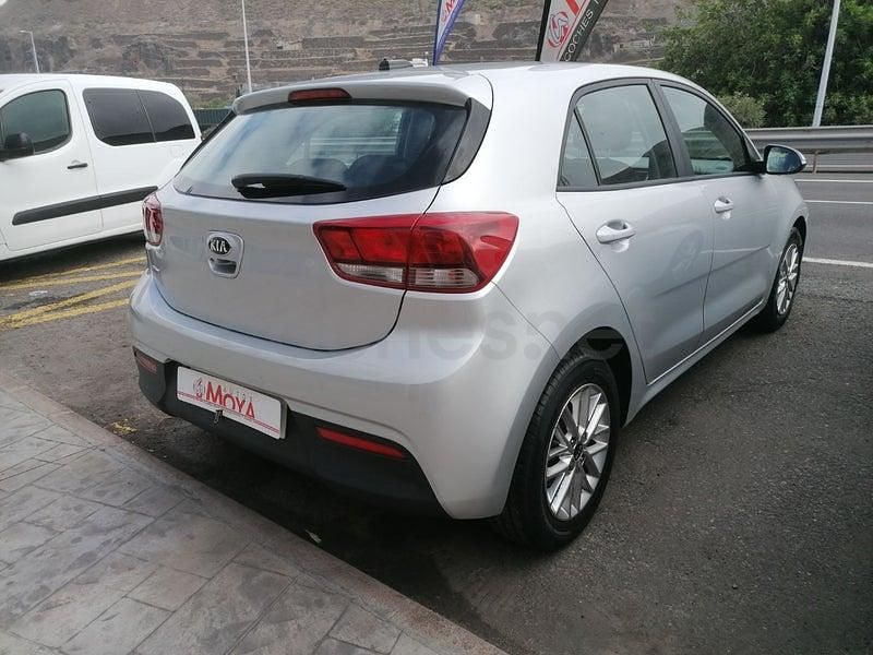 Usado Kia Rio 84 CV (61 kW) 2017 Gris / plata Berlina