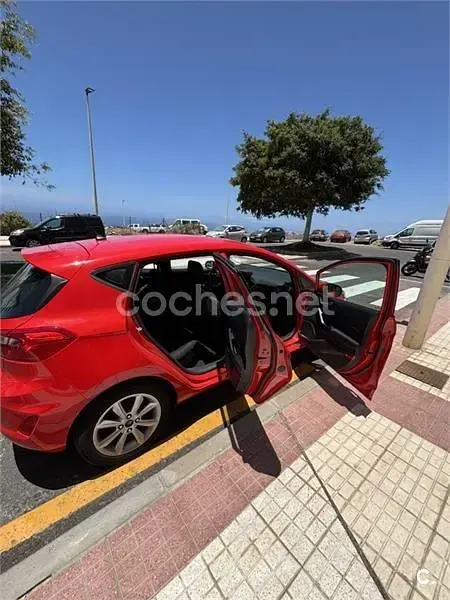 Usado Ford Fiesta Trend 85 CV (62 kW) 2018 Rojo Utilitario