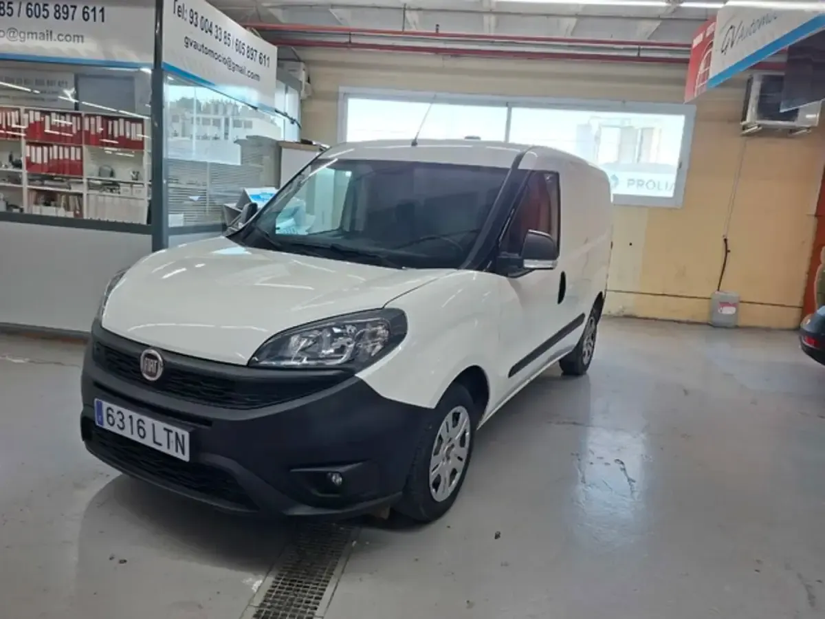 Usado Fiat Doblò 106 CV (77 kW) 2021 Blanco Monovolumen