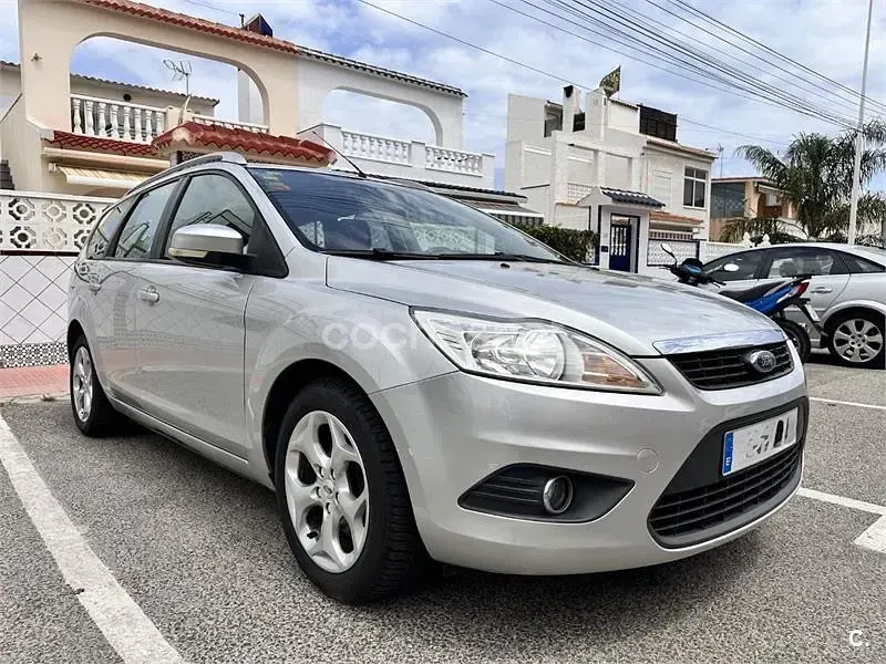 Usado Ford Focus Trend 100 CV (73 kW) 2009 Gris / plata Familiar
