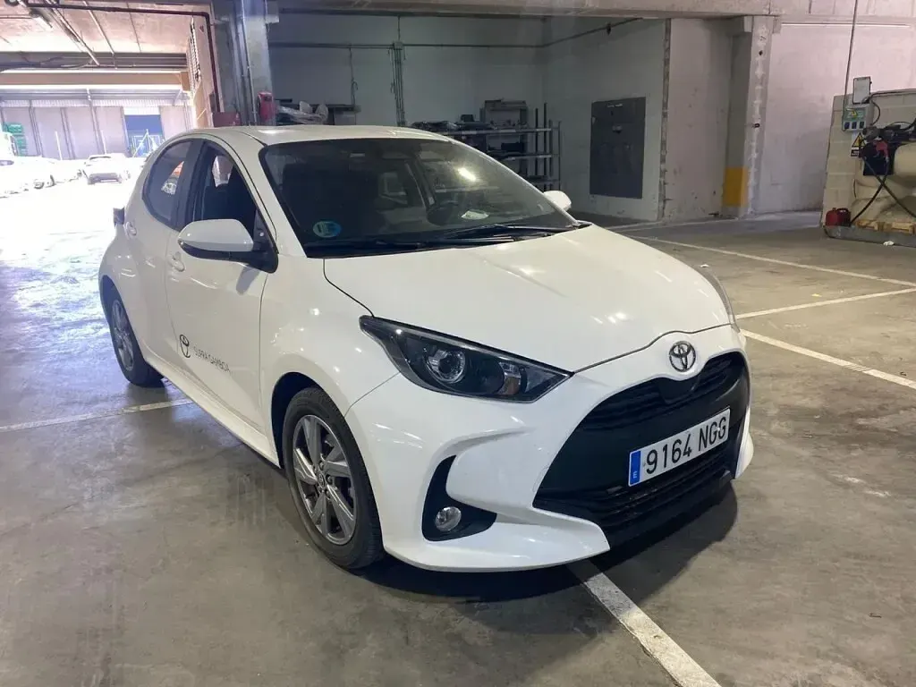Usado Toyota Yaris Hybrid Active 115 CV (84 kW) 2025 Blanco Berlina