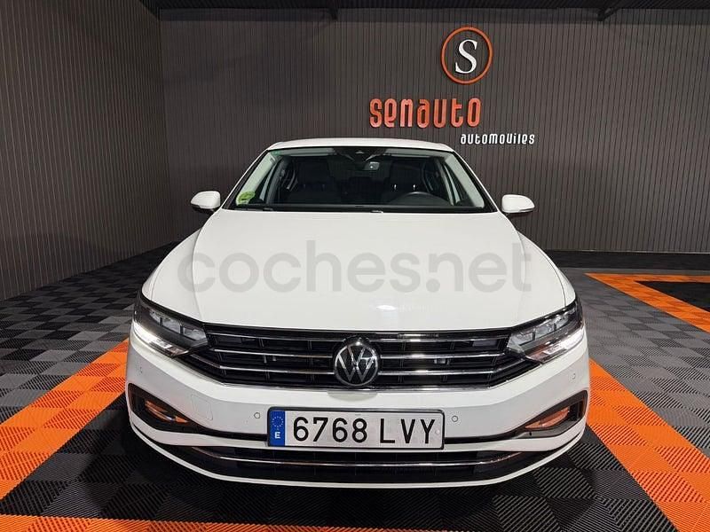 Usado VW Passat Executive 150 CV (110 kW) 2022 Blanco Familiar