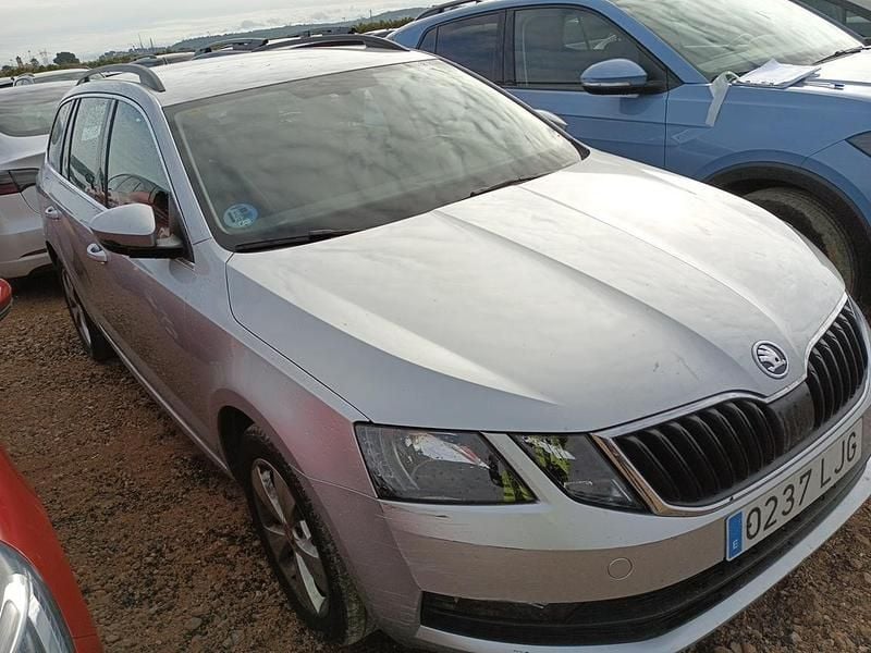 Usado Skoda Octavia Ambition 130 CV (95 kW) 2020 Gris Familiar