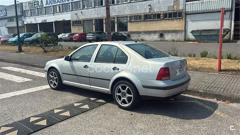 Usado VW Bora Highline 110 CV (80 kW) 1999 Gris / plata Berlina