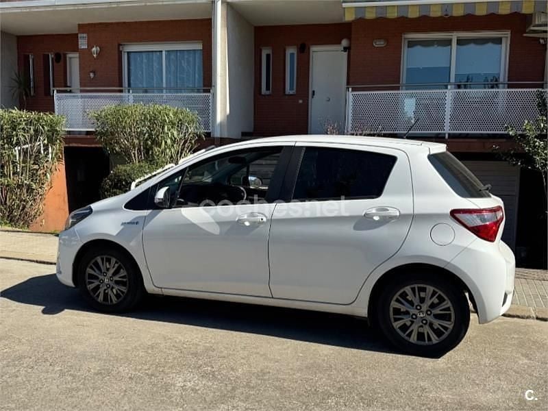 Usado Toyota Yaris Hybrid Active 100 CV (73 kW) 2018 Blanco Berlina