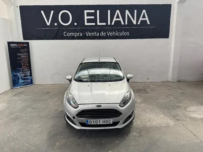 Usado Ford Fiesta Trend 100 CV (73 kW) 2013 Gris / plata Berlina