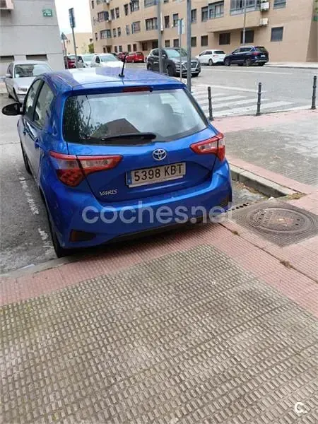 Usado Toyota Yaris Active 69 CV (50 kW) 2017 Azul Berlina