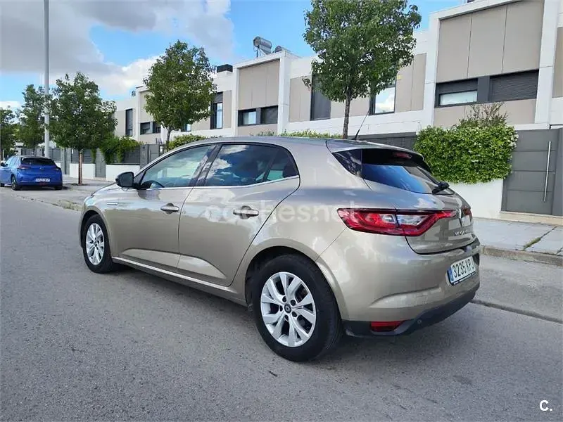Usado Renault Mégane LIMITED 130 CV (95 kW) 2018 Beige Berlina