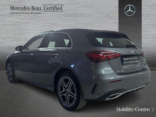 Usado Mercedes A250 AMG line 218 CV (160 kW) 2025 Gris montaña Utilitario
