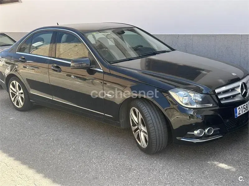 Usado Mercedes C200 Elegance 136 CV (100 kW) 2013 Negro Berlina