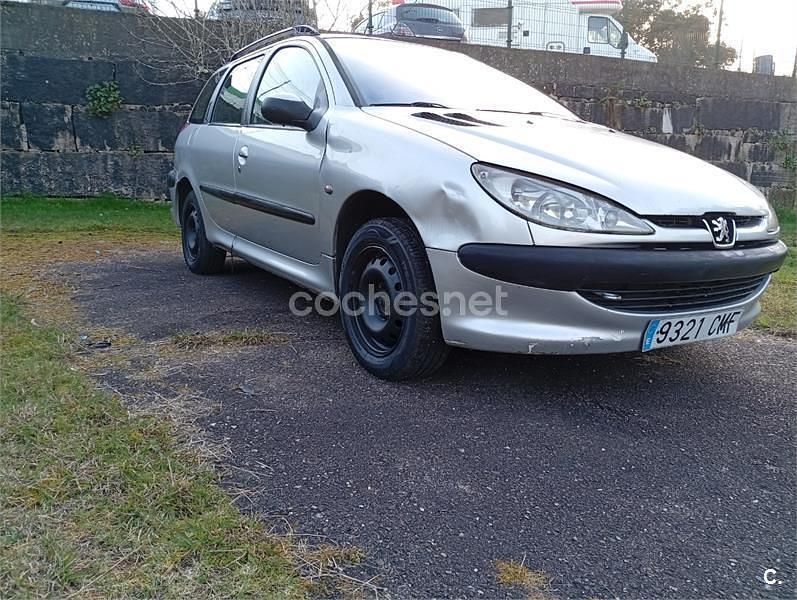 Usado Peugeot 206 70 CV (51 kW) 2003 Gris / plata Familiar