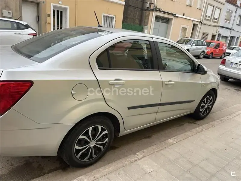 Usado Chevrolet Aveo LS 86 CV (63 kW) 2013 Gris / plata Berlina