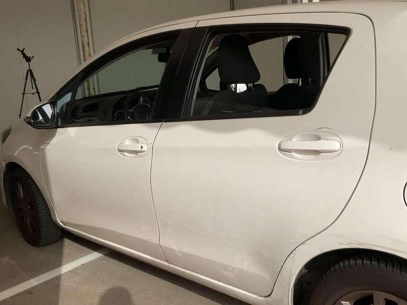Usado Toyota Yaris Active 98 CV (72 kW) 2014 Blanco Utilitario