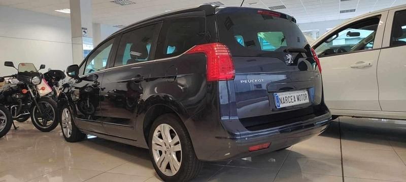 Usado Peugeot 5008 Access 114 CV (83 kW) 2013 Marrón Monovolumen