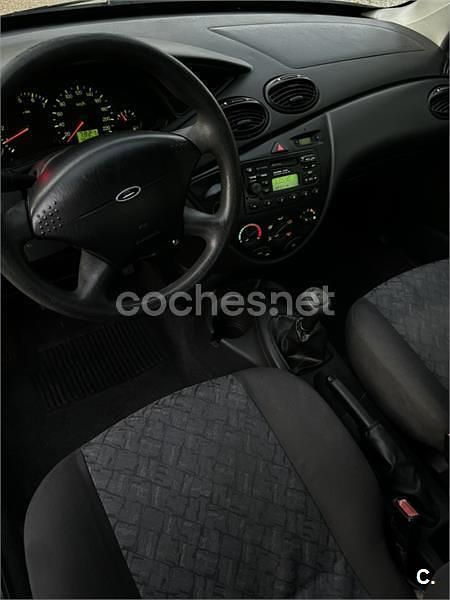 Käytetty Ford Focus Ambiente 100 HP (73 kW) 2002 Harmaa Sedan