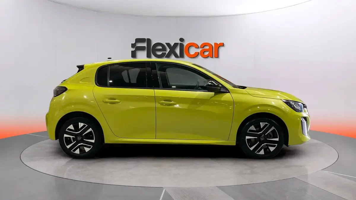 Usado Peugeot 208 Allure 101 CV (74 kW) 2025 Amarillo Utilitario