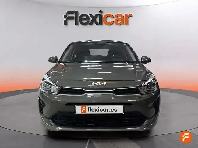 Usado Kia Rio 84 CV (61 kW) 2023 Gris Berlina