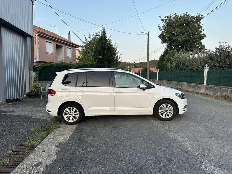 Usado VW Touran Advance 150 CV (110 kW) 2021 Blanco Monovolumen