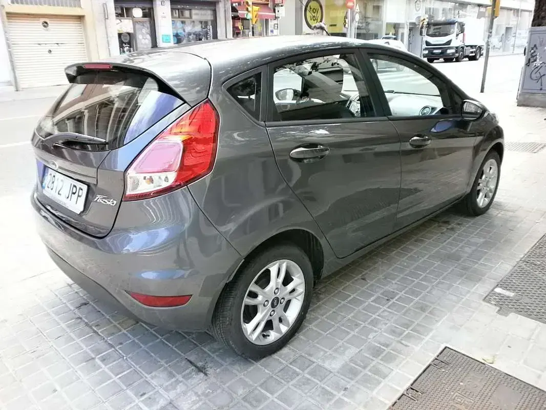 Usado Ford Fiesta Trend 82 CV (60 kW) 2016 Gris / plata Utilitario
