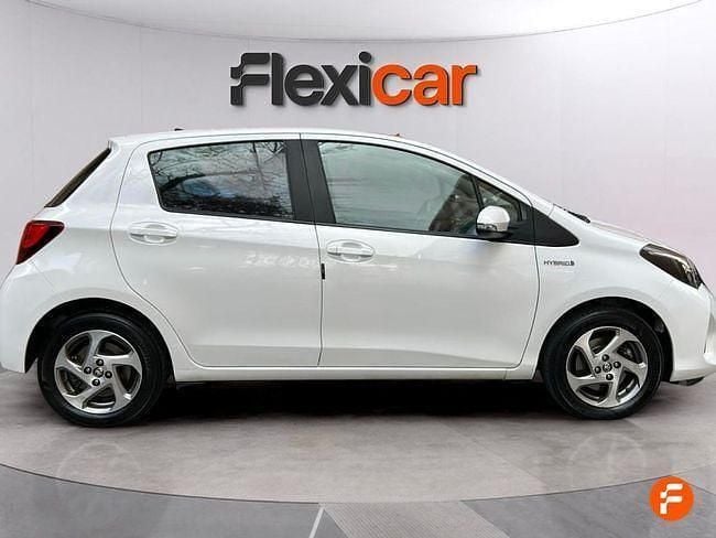Usado Toyota Yaris Hybrid Advance 100 CV (73 kW) 2016 Blanco Berlina