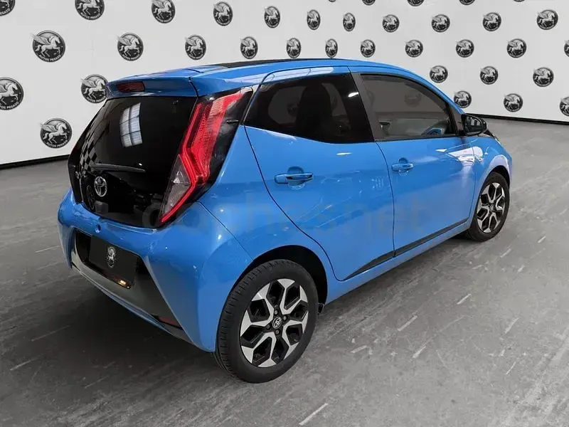 Usado Toyota Aygo X-clusiv 72 CV (52 kW) 2018 Azul Utilitario