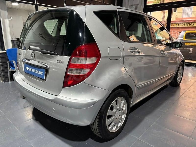 Usado Mercedes A180 Exclusive 109 CV (80 kW) 2010 Gris / plata Monovolumen