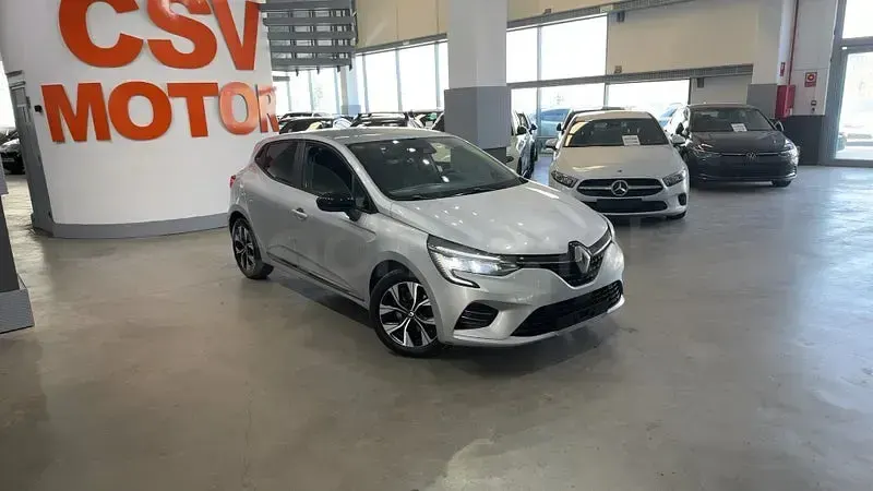 Usado Renault Clio V Techno 140 CV (102 kW) 2023 Gris / plata Berlina