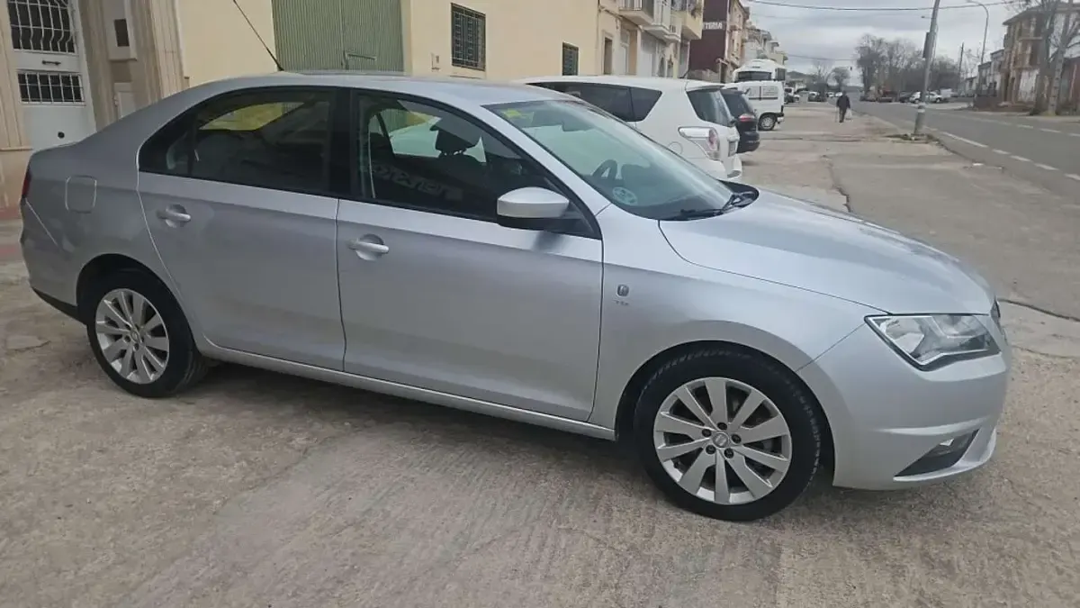 Usado Seat Toledo Reference 105 CV (77 kW) 2013 Plateado Utilitario