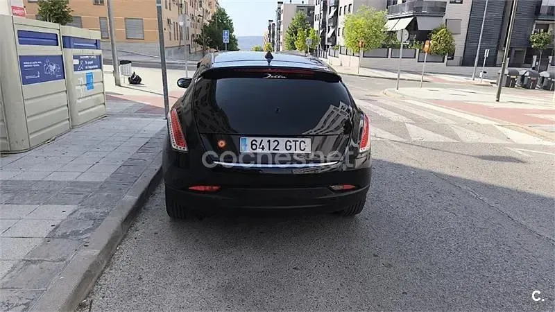 Usado Lancia Delta 120 CV (88 kW) 2010 Negro Utilitario