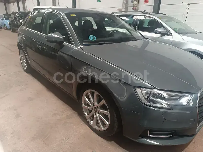 Usado Audi A3 116 CV (85 kW) 2018 Gris / plata Berlina