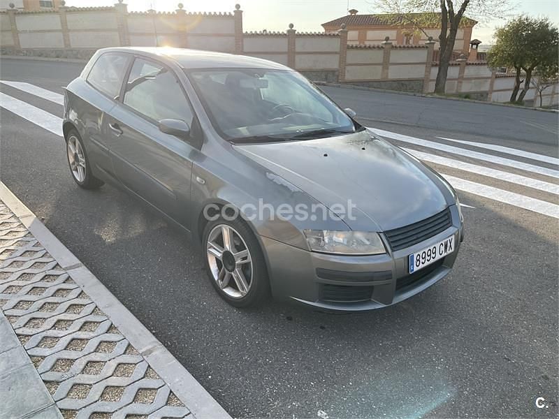 Usado Fiat Stilo Dynamic 115 CV (84 kW) 2004 Gris / plata Berlina