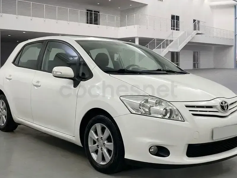 Usado Toyota Auris Active 90 CV (66 kW) 2012 Blanco Berlina