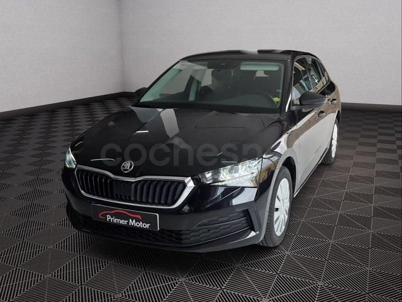 Usado Skoda Scala Active 95 CV (69 kW) 2021 Negro Utilitario