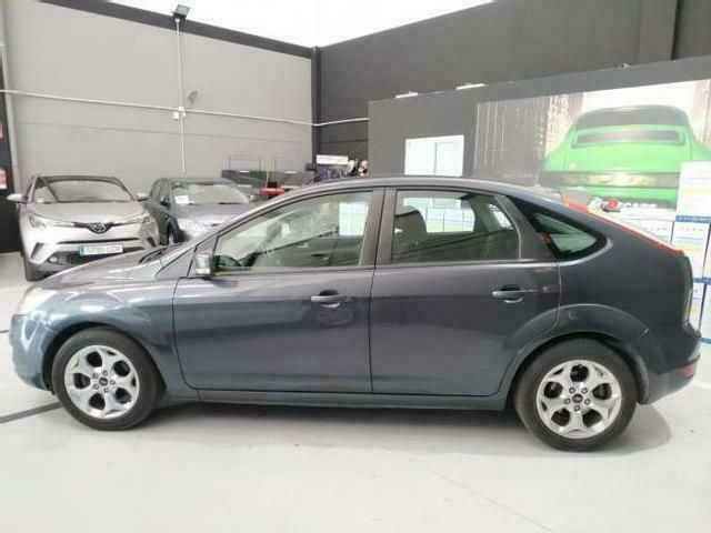 Usado Ford Focus Ghia 116 CV (85 kW) 2008 Gris Berlina