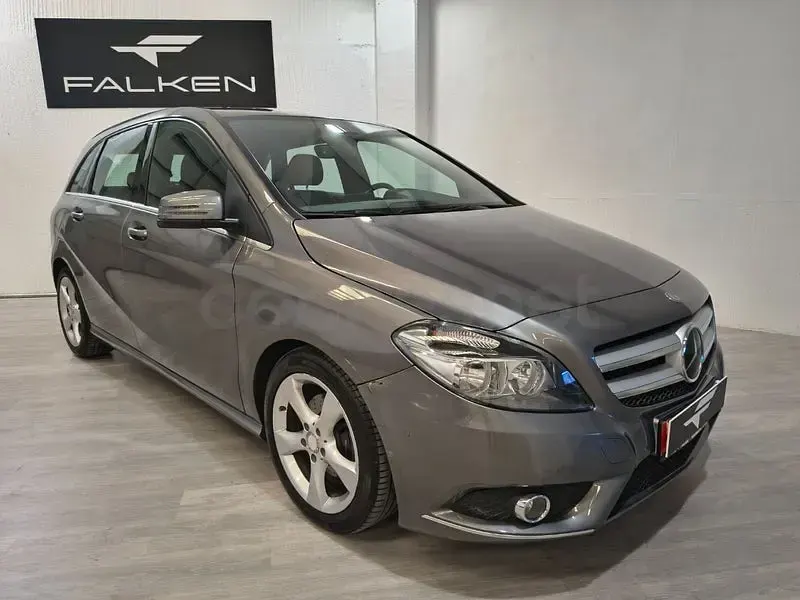 Usado Mercedes B180 Urban 109 CV (80 kW) 2014 Gris / plata Monovolumen