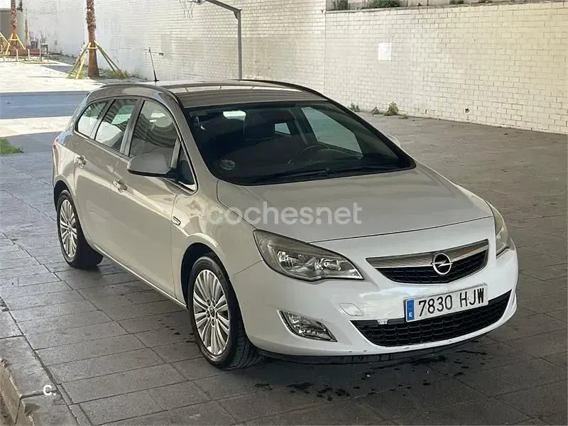 Usado Opel Astra Cosmo ST 110 CV (80 kW) 2012 Blanco Familiar